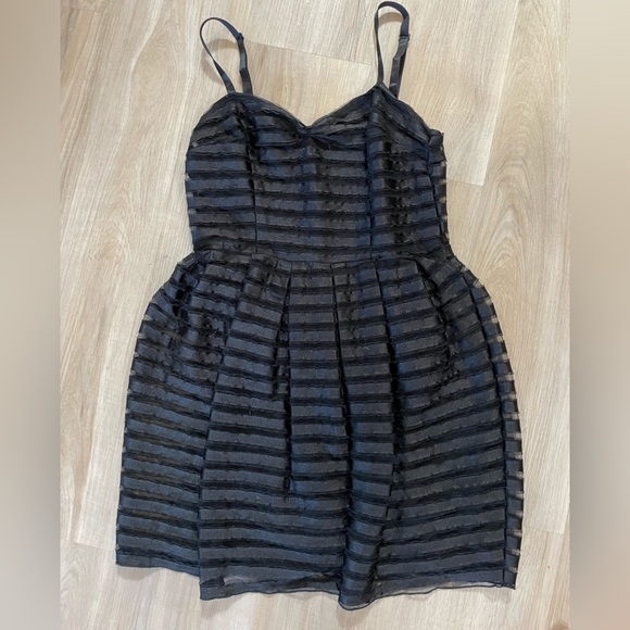 H&M Black Ruffle-Layered Poof Dress. Size Small - Picture 6 of 12